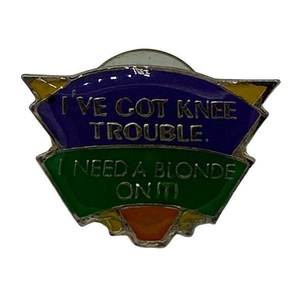 Vintage 1988 I've Got Knee Trouble I Need A Blonde On It! Enamel Pin - Picture 1 of 3